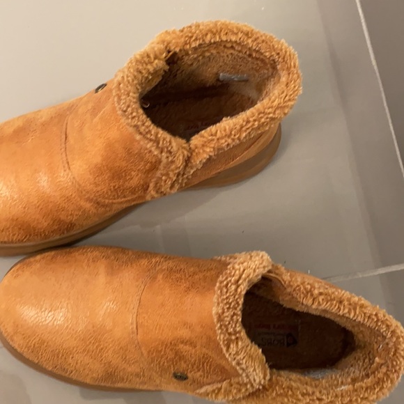Tan comfy Sherpa lined booties - Picture 2 of 5